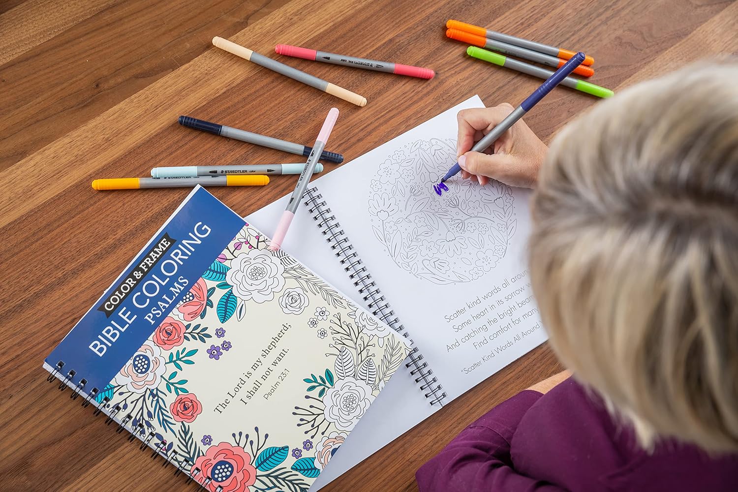 Color & Frame: Salmos | Libro para Colorear para Adultos